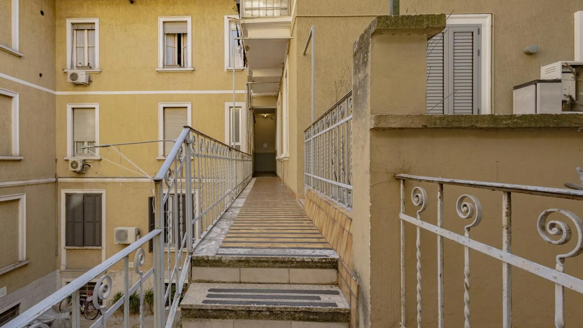 Xenia Apartments - Cozy Luminous Flat Near Navigli Milan 0*,  Italy
