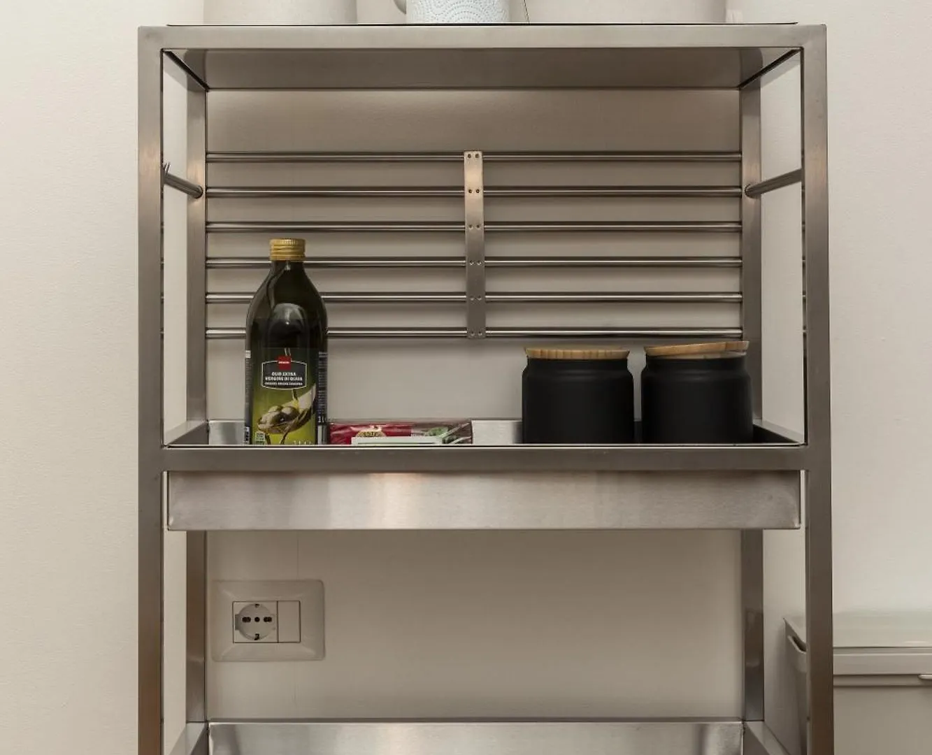 Xenia Apartments - Cozy Luminous Flat Near Navigli Milan