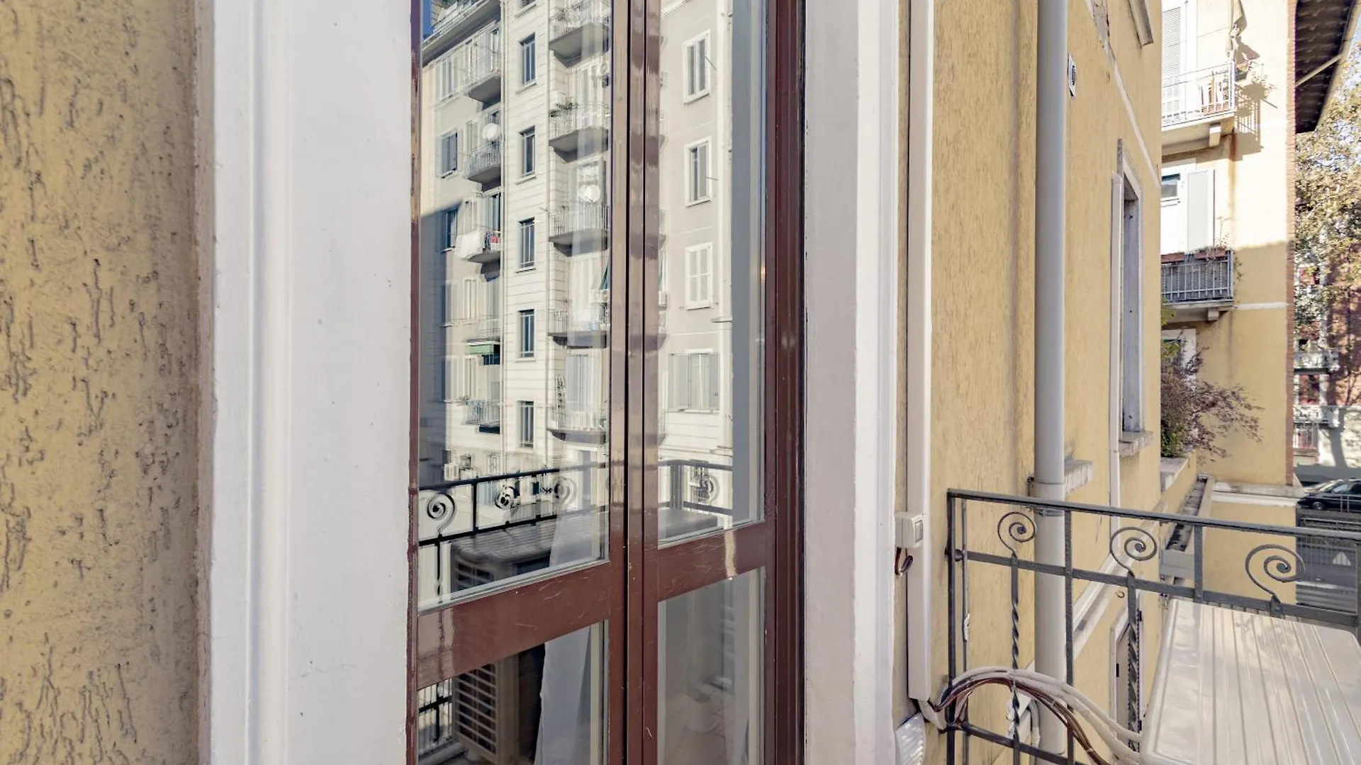 Xenia Apartments - Cozy Luminous Flat Near Navigli Milan 0*,