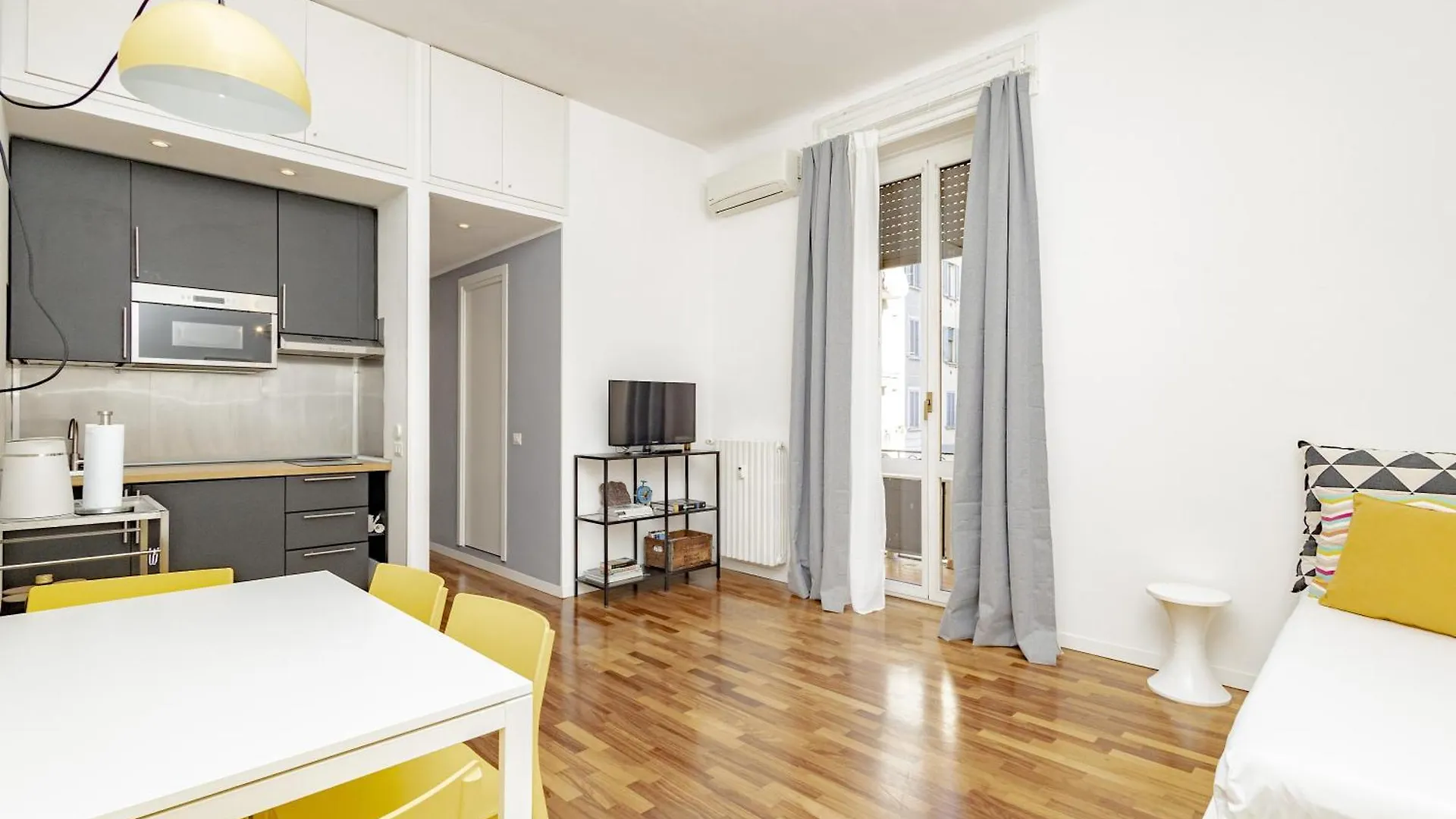 Xenia Apartments - Cozy Luminous Flat Near Navigli Milan
