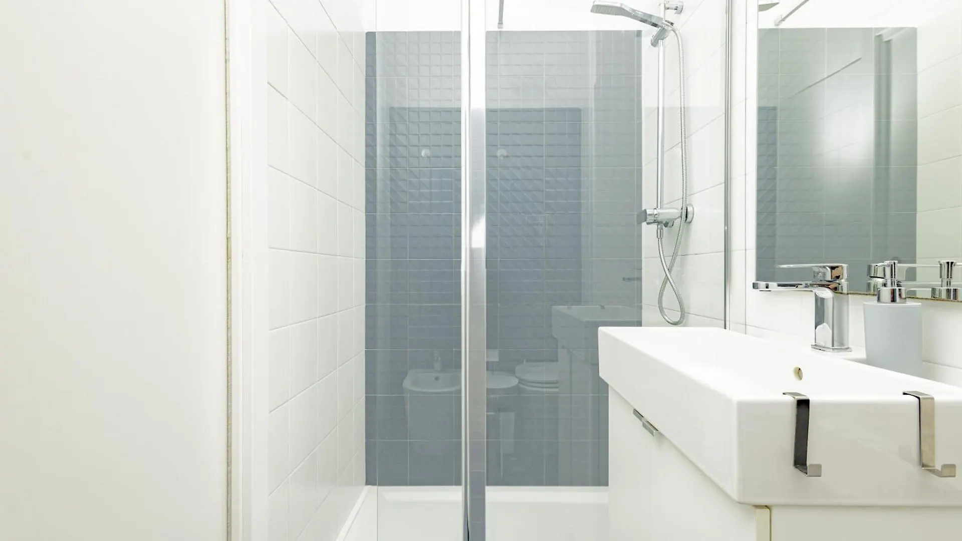 Xenia Apartments - Cozy Luminous Flat Near Navigli Milan 0*,