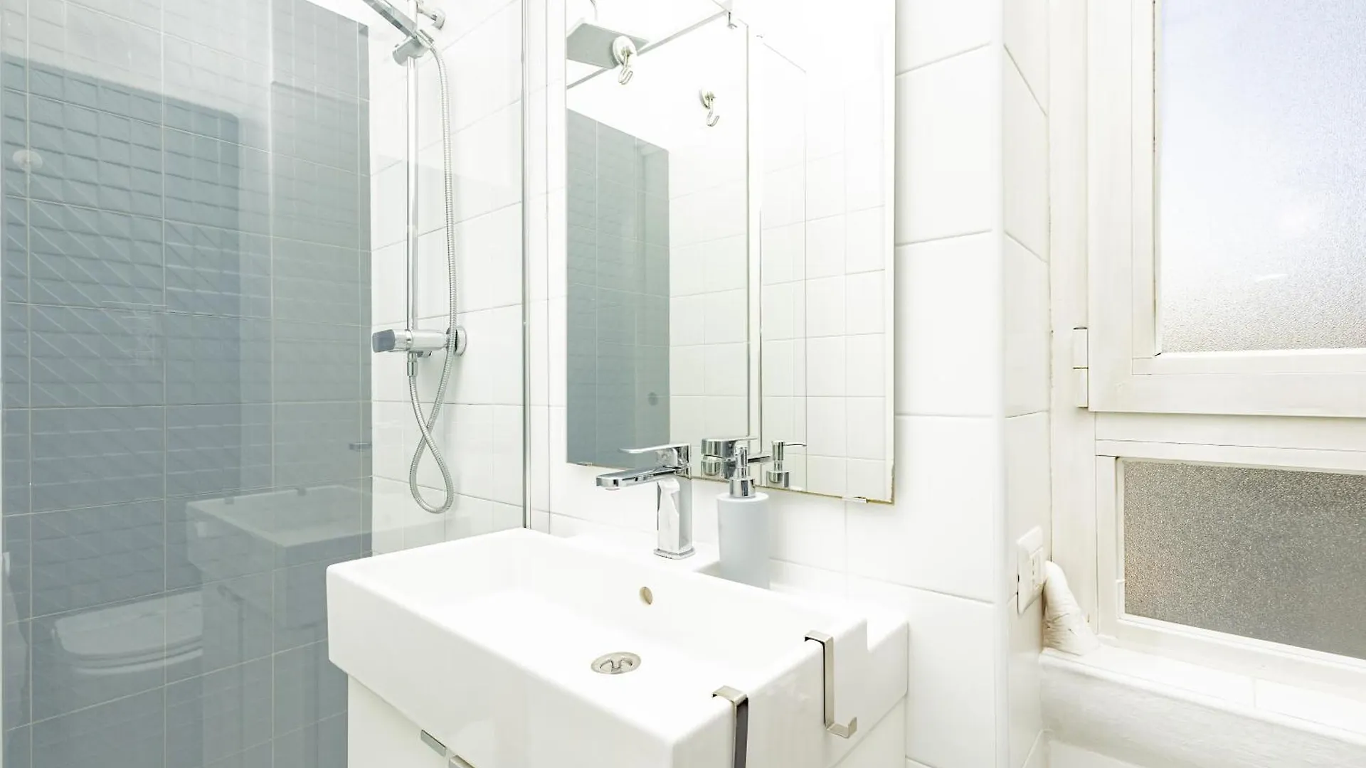 Xenia Apartments - Cozy Luminous Flat Near Navigli Milan