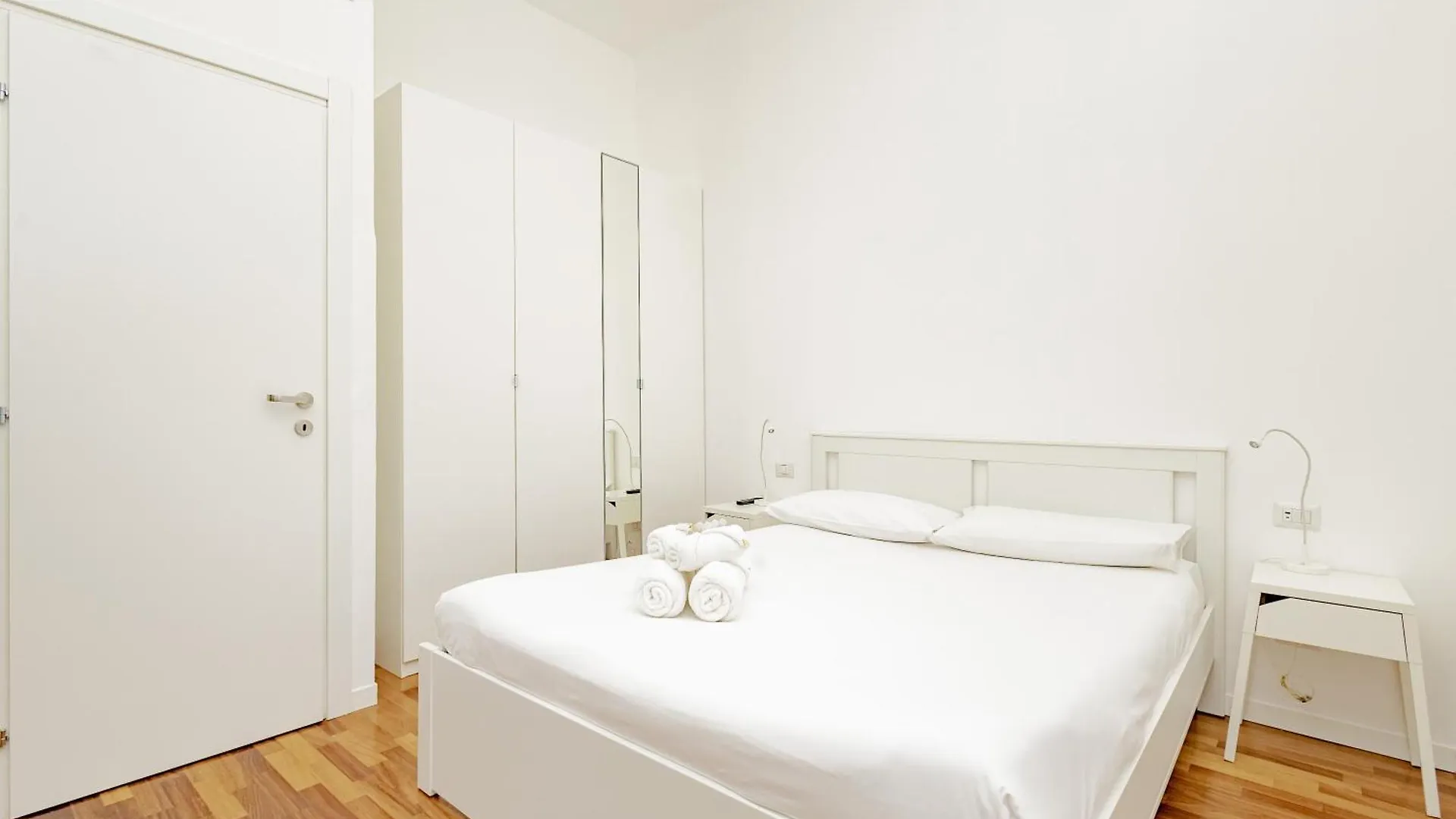Xenia Apartments - Cozy Luminous Flat Near Navigli Milaan